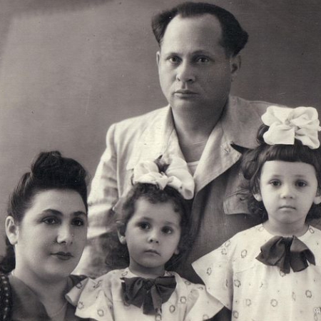 С. Э. Бондаревская с родителями и сестрой